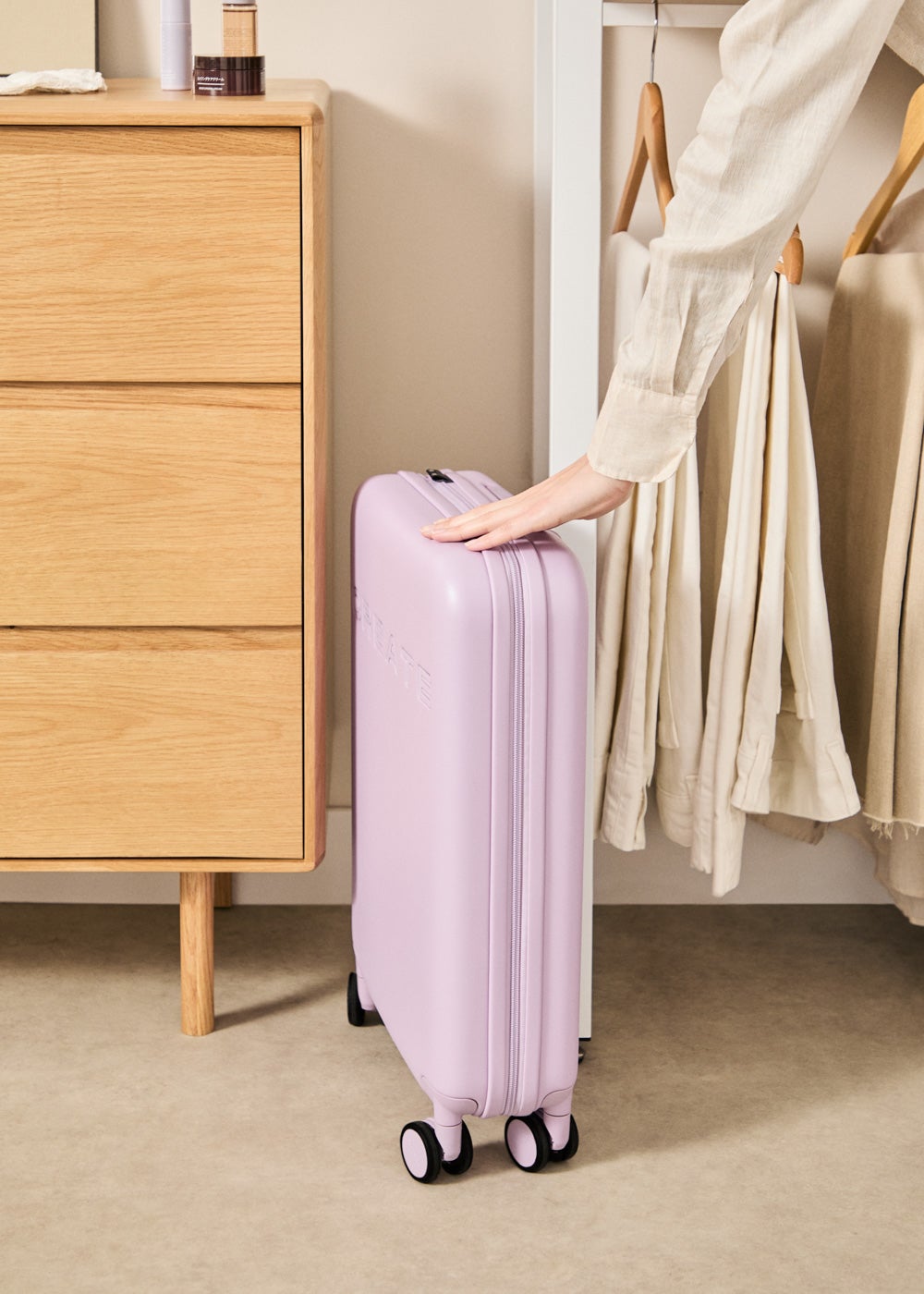 CREATE - LUGGAGE STUDIO FOLDABLE - Składana sztywna walizka kabinowa z poliwęglanu z zamkiem TSA i wielokierunkowymi kółkami - Lavande