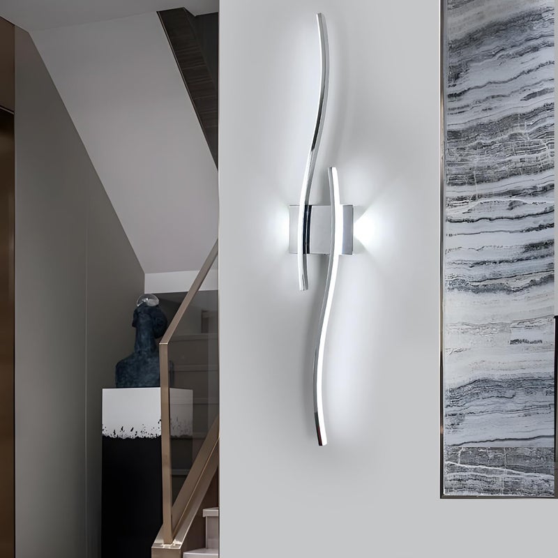 Liniowa lampa ścienna przeznaczona do stosowania wewnątrz pomieszczeń, np. w sypialniach, korytarzach i klatkach schodowych (długość 60 cm, kolor bia