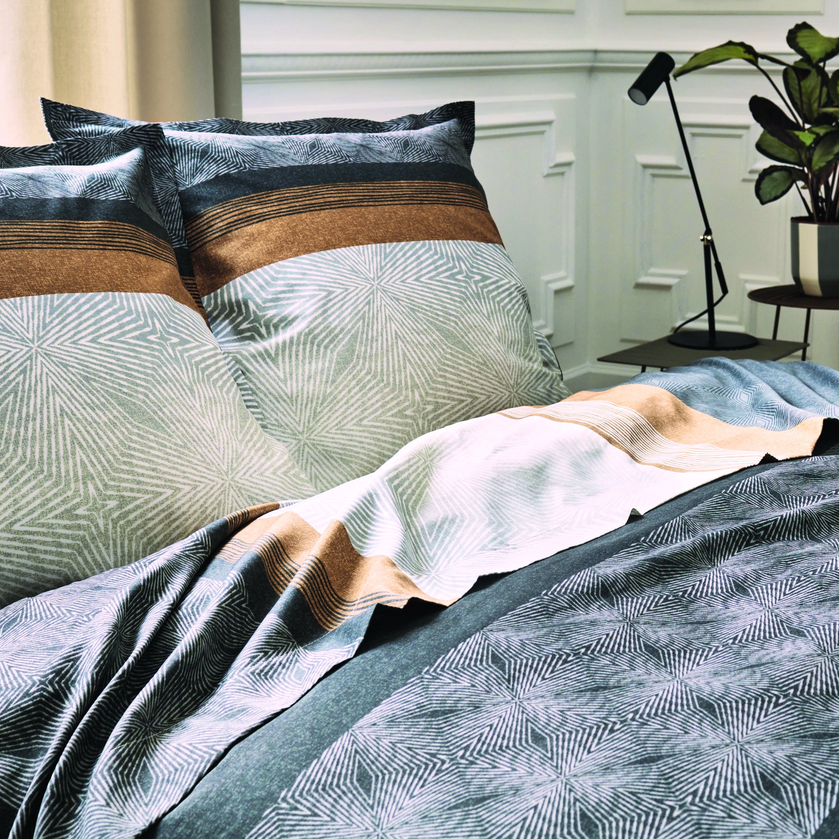 Drap plat au style graphique et masculin - Noir - 280x325 cm - Satin de coton - 2