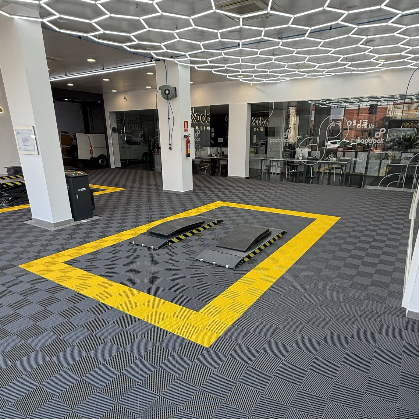 Suelo modular para garaje y taller losetas de Polipropileno 40x40cm Gris antideslizante Pro-Tile - 4