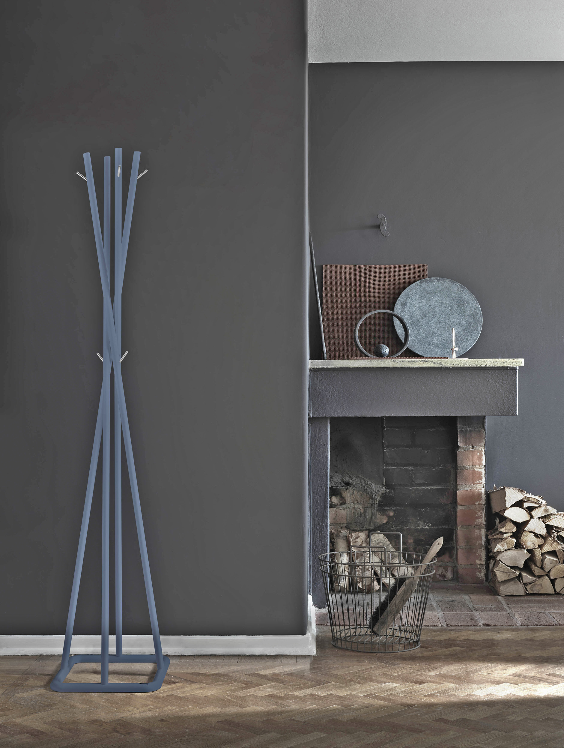 Perchero de pie, modelo INDIE de Herdasa, en madera de haya lacado