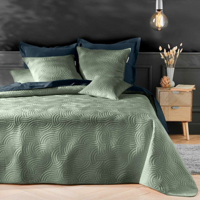 Couvre-lit 240x260 cm + 2 housses de coussin 60x60 cm – Velours uni matelassé SOLANGE Cèdre
