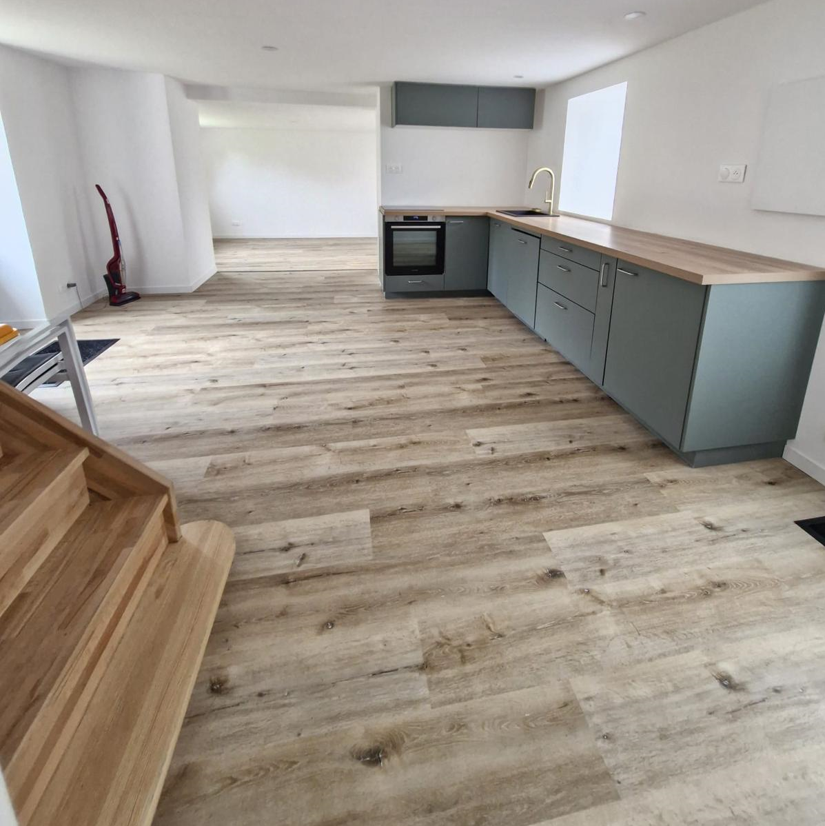 Sol PVC - Lames PVC clipsable avec sous couche intégrée- GARANTIE 20 ans- Epaisseur 5,5 mm - Imitation chêne clair - Dimensions L 122 cm x l 23 cm - 6