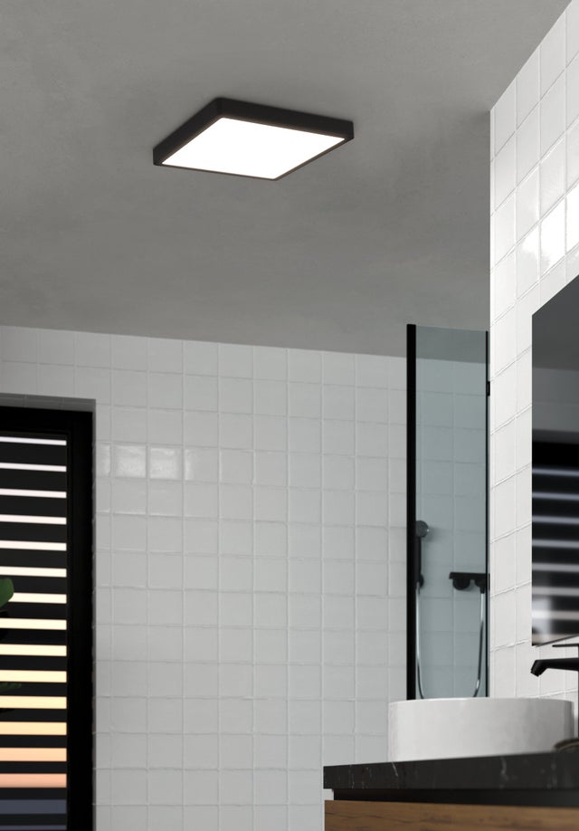 Plafoniera LED FUEVA 5 con struttura in acciaio e finitura nero, diffusore in plastica e finitura bianco, IP44, dimensioni: L285 x 285 H30-EGLO
