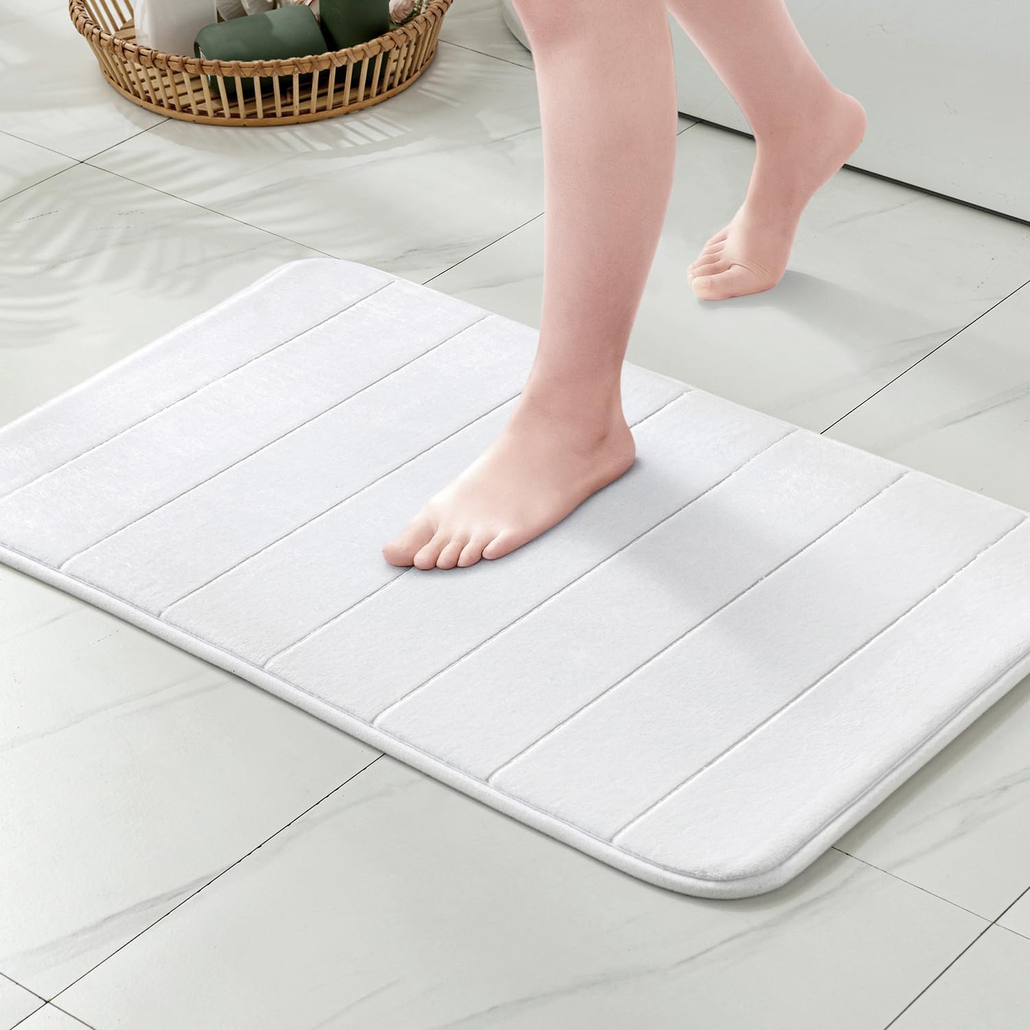 Bardzo miękka i antypoślizgowa mata łazienkowa z pianki memory - biała 40 x 60 cm