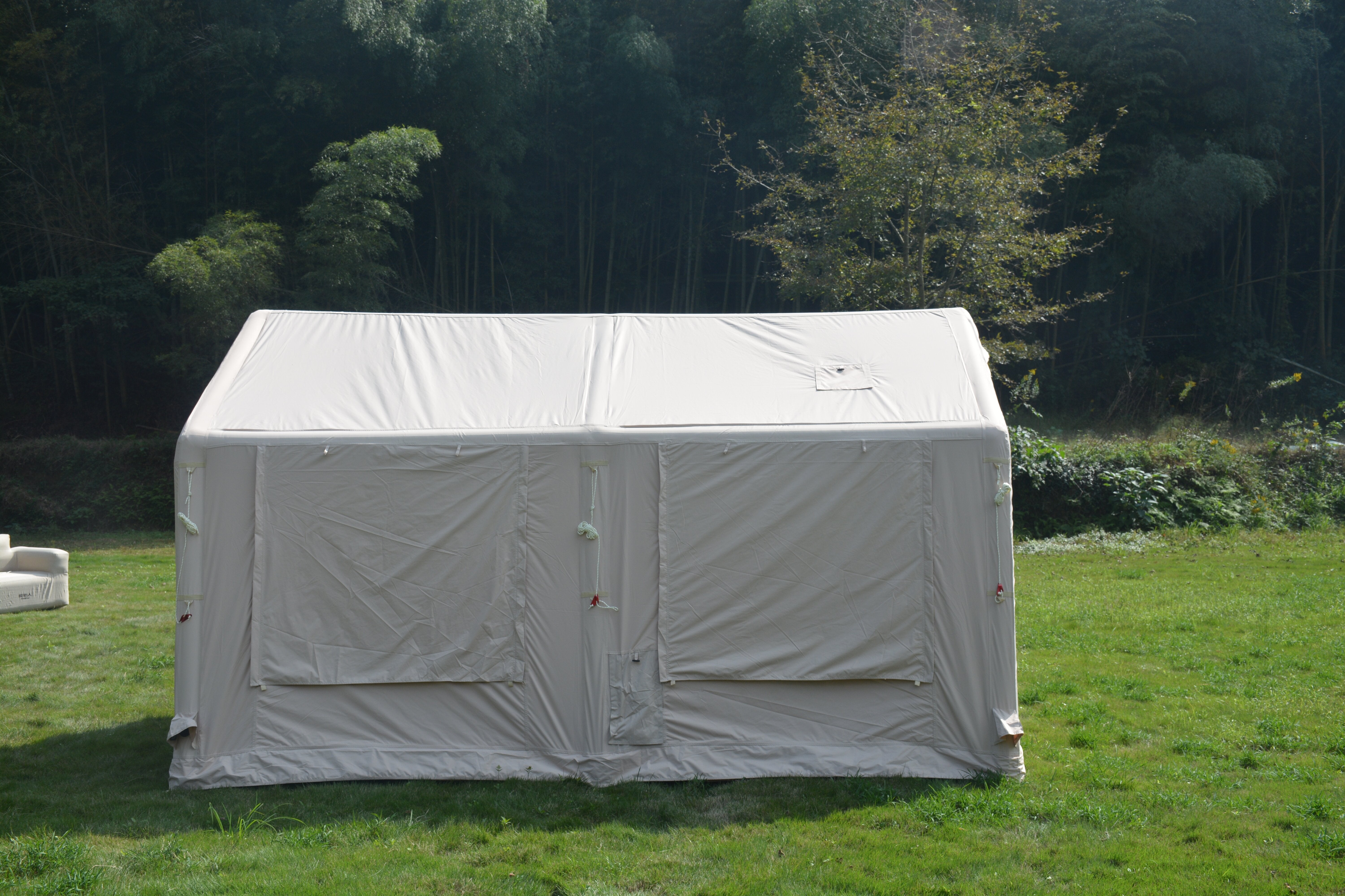 Grande maison gonflable sous tente - 10