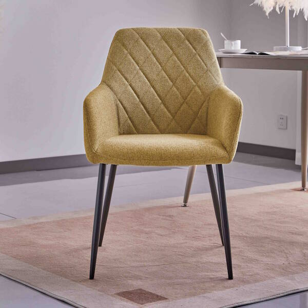 Zestaw 2 krzeseł tapicerowanych musztardową tkaniną, drewniana konstrukcja, czarne nogi