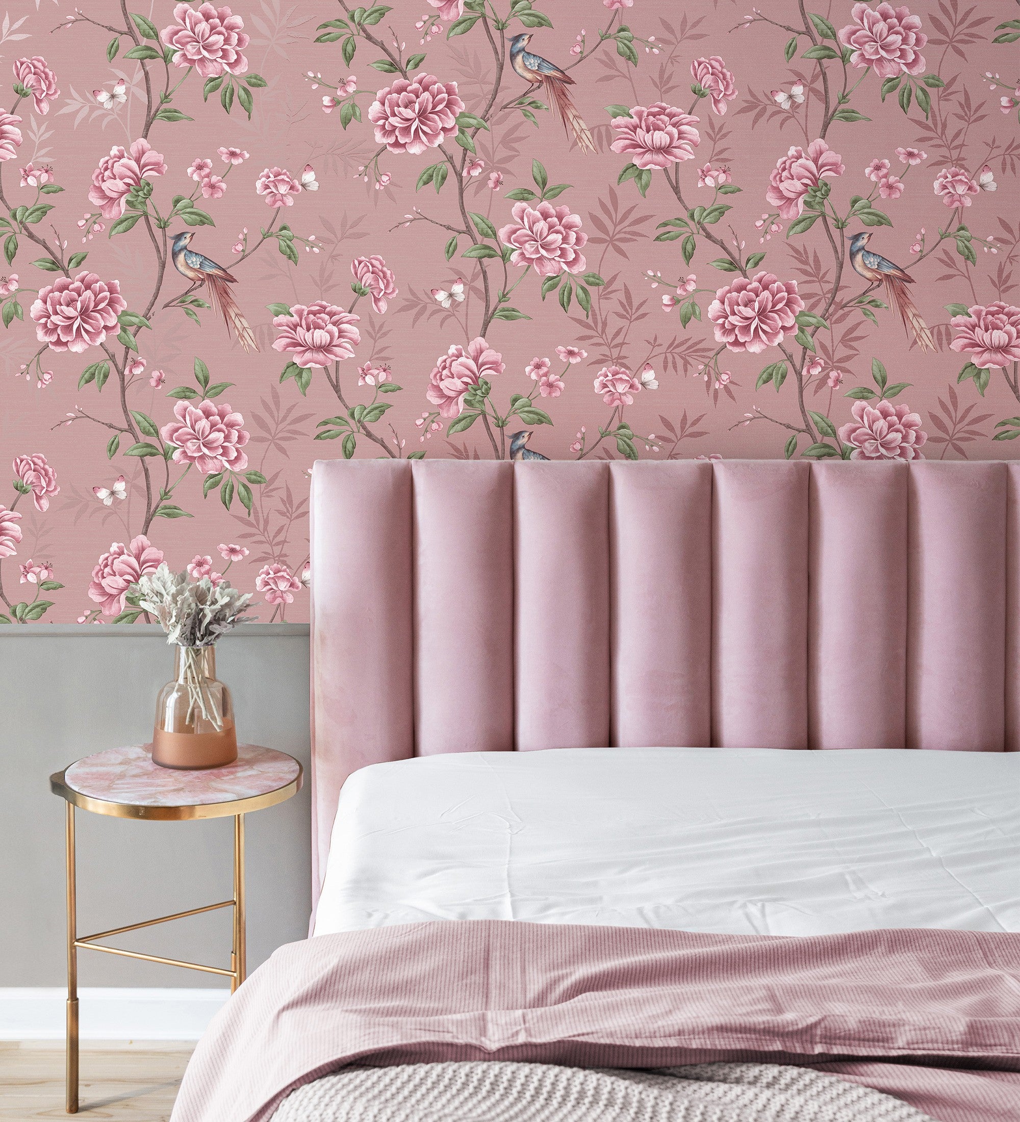 Papier peint d'oiseaux et fleurs sur fond texturé effect fibre végétale rose - Nora Garden 681990 de GAULAN - Rouleaux de 10 m x 0,52 m - 5