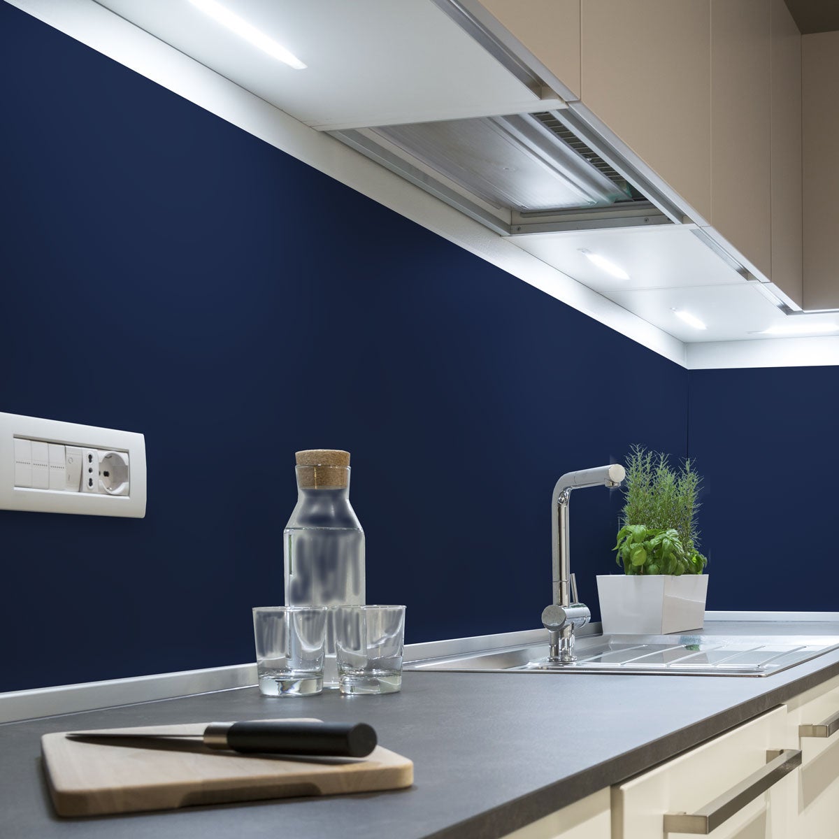Rotolo adesivo decorativo in vinile al metro - Adesivo lavabile e impermeabile per pareti, cucine e mobili - 60cmx30m - Blu scuro - 5