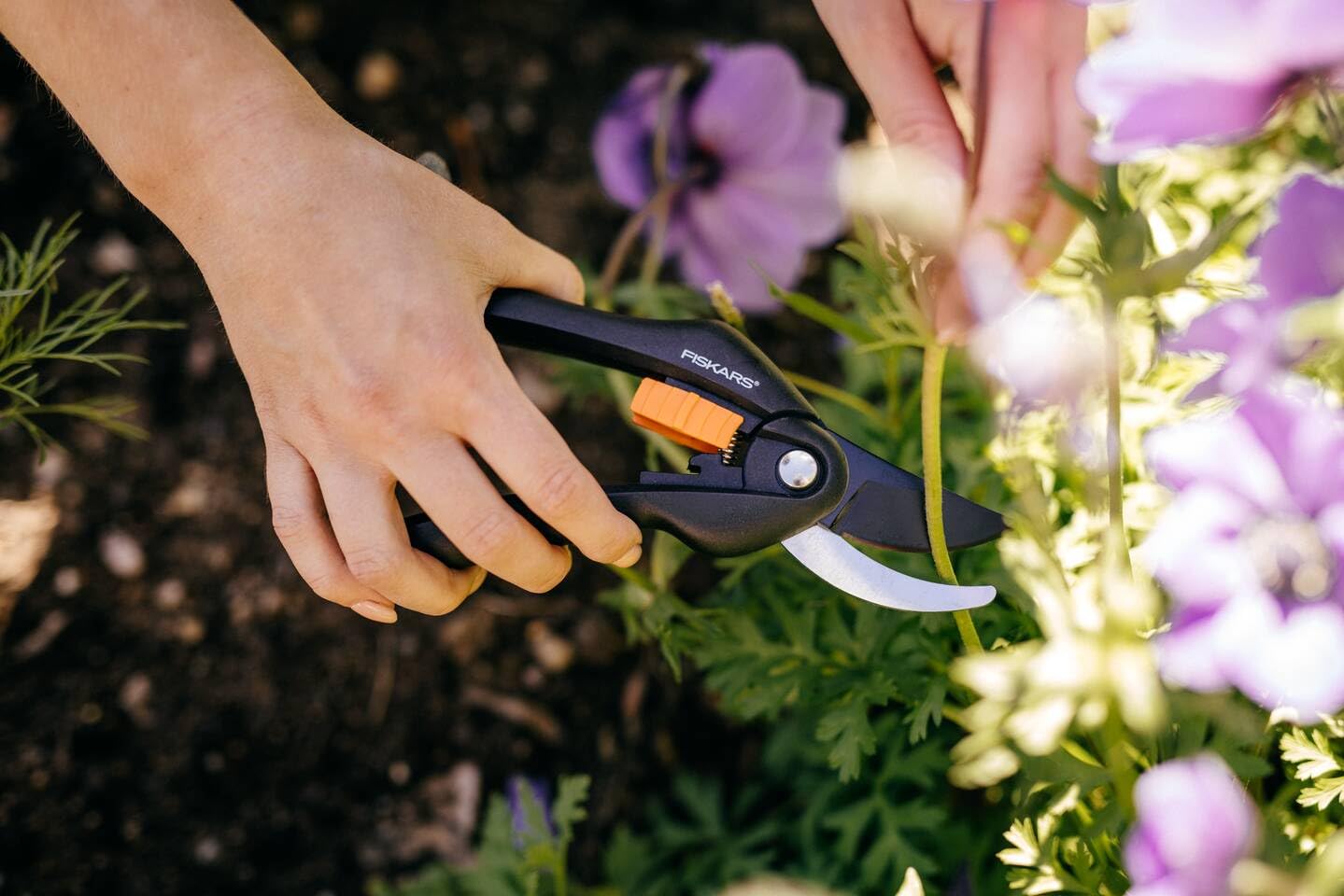 Fiskars SingleStep Bypass Pruner P26 black orange (1000567) - 4