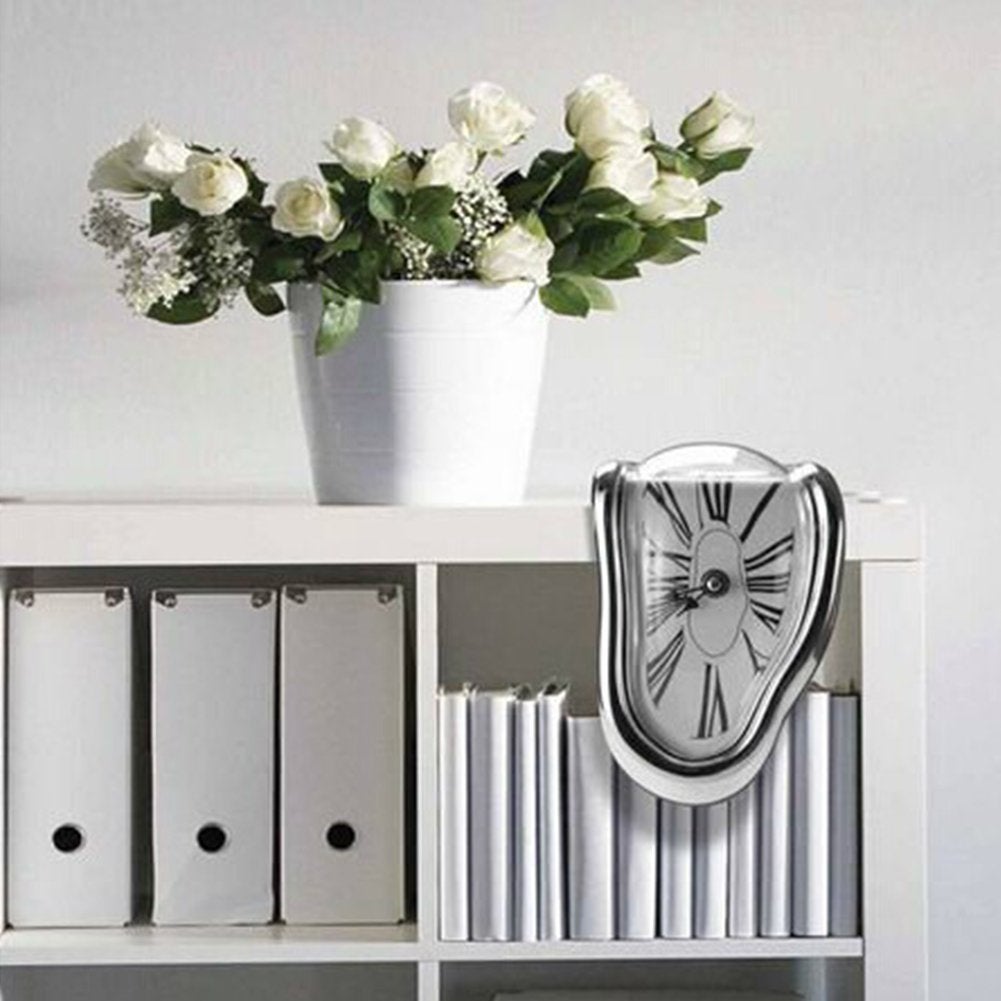 Horloge fondante style Dali quartz, décoration murale et de table. Design déformé tendance couleur argentée, original et ludique. - 3