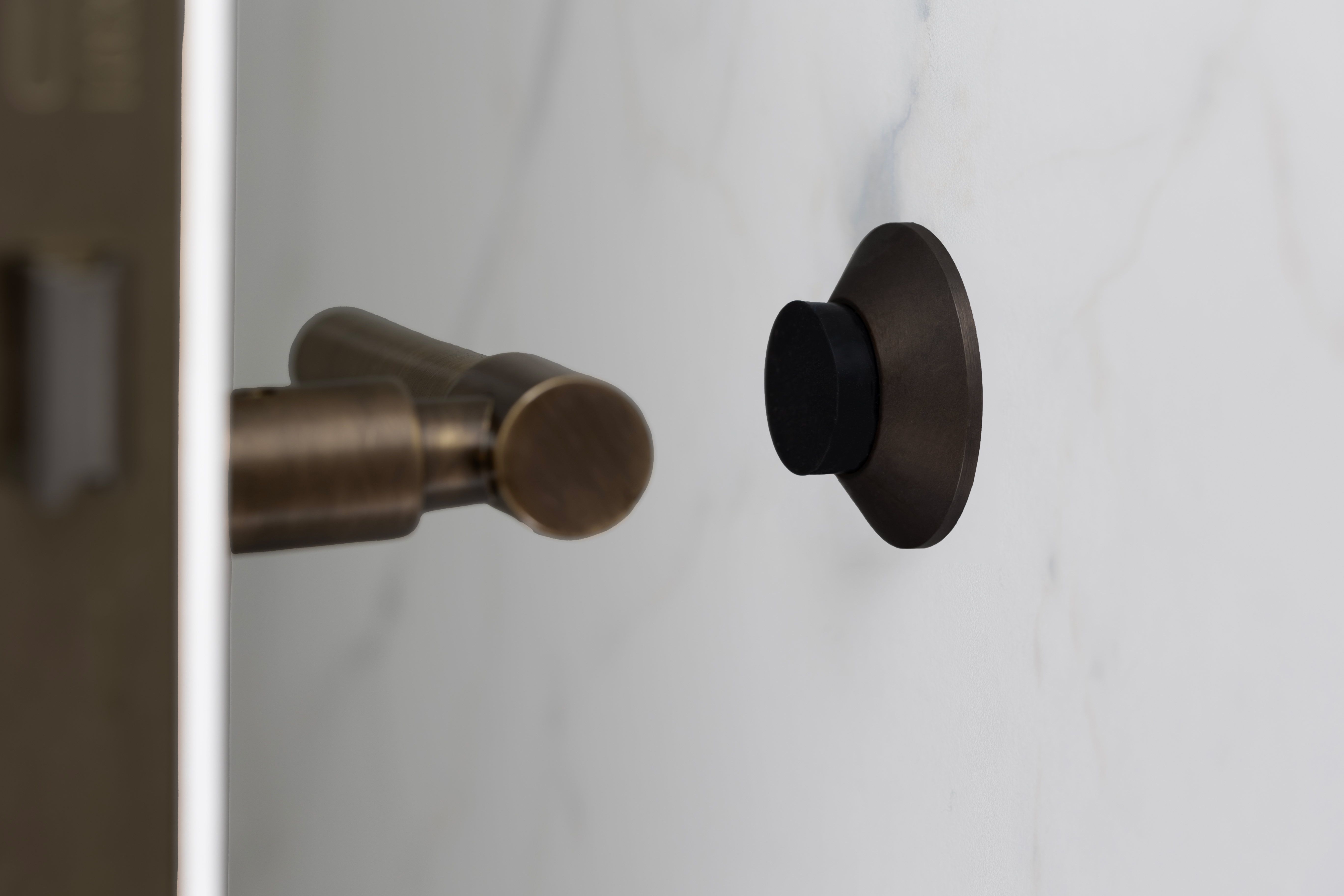 Butée de porte murale, 45 x 17 mm, laiton, avec caoutchouc de protection, à visser et à coller, EVI Herrajes - 2