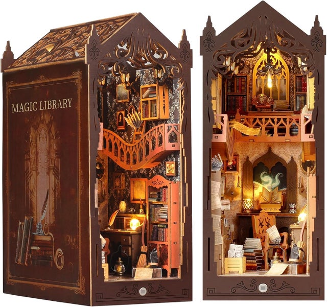 DIY Book Nook Kit de Maison de Poupées Miniatures en Bois,Maison a Construire avec Meubles et lumière LED,(Bibliothèque)