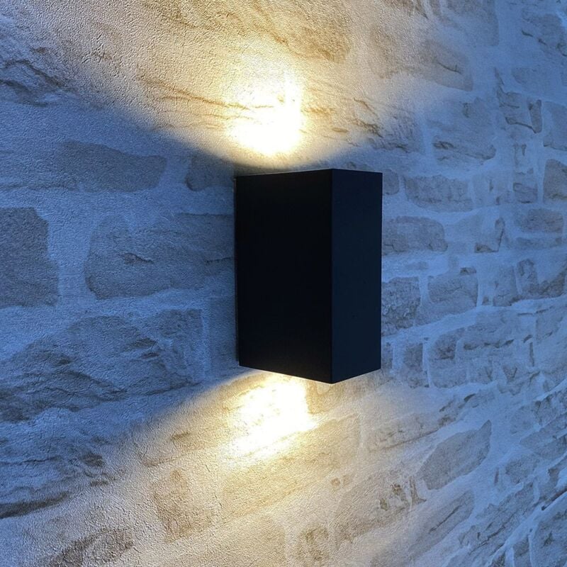 Czarna prostokątna lampa zewnętrzna z podwójną wiązką światła
