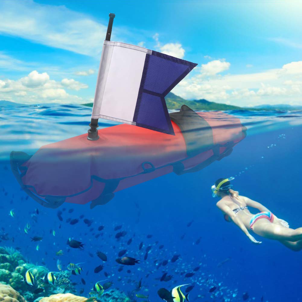 Le drapeau de plongée (rouge avec une diagonale blanche) signale la présence de plongeurs sous l'eau. Qu'il soit hissé sur un bateau ou fixé à une bouée, il appelle à la vigilance