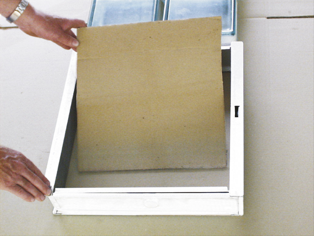 Finestra/telaio per ventilazione, ribaltabile e basculante per 1 mattone di vetro misura cm 19x19x8. Dimensioni: cm 21,5x22,5x8 - 6