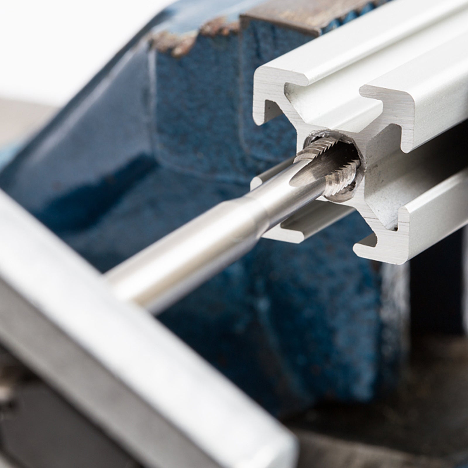 Coffret Tarauds et Filières VEVOR 110 Pièces Métrique M2-M18, Kit de Taraudage et Filetage pour Construction, Réparation Automobile et Plomberie - 8