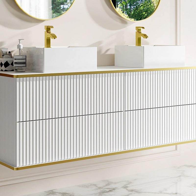 Szafka łazienkowa wisząca ryflowana ze złotą listwą i dwoma kwadratowymi umywalkami nablatowymi - Biały - 150 cm - KELIZA