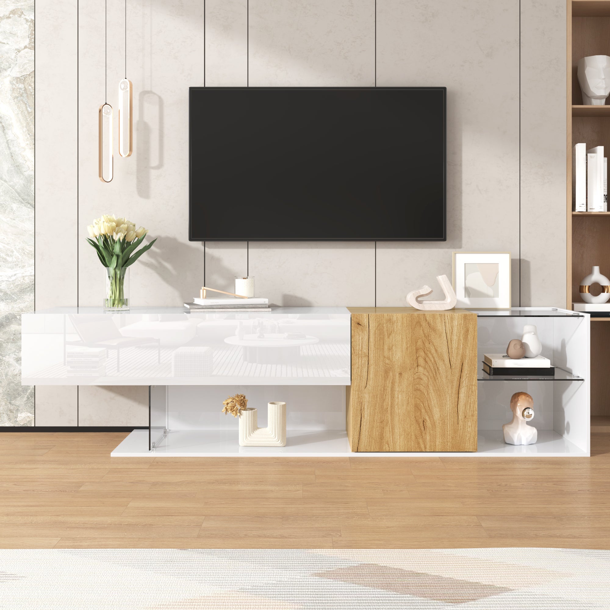 Błyszcząca szafa pod TV 180x38x48 cm - z 2 drzwiami - półki szklane - wykończenie drewnopodobne - płyta wiórowa - biały + naturalny