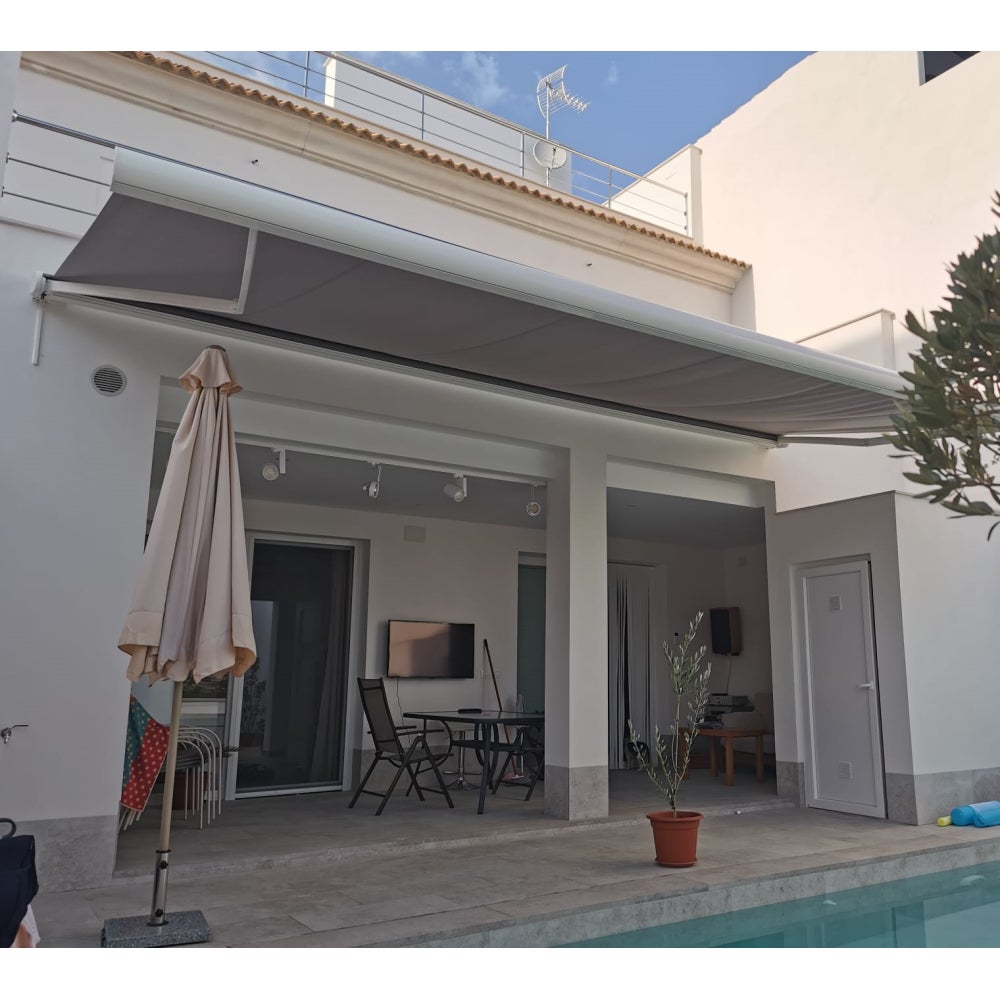 Toldo cofre samoa de 4 m x 3 m con motor, mando a distancia y sistema de emergencia (sesgc - gris - derecha (vista frontal))