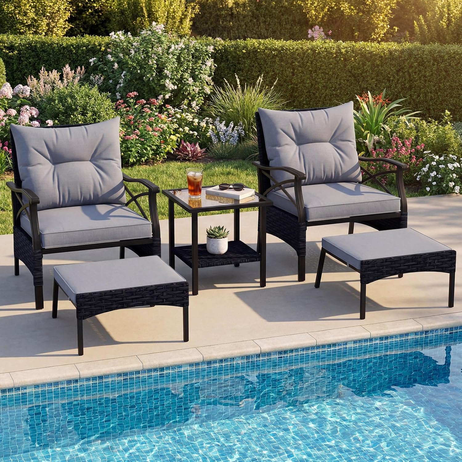 GIANTEX Conjunto Móveis Pátio 5 Peças em Rattan, 2 Cadeiras 2 Pufs e 1 Mesa Baixa Tampa Vidro Temperado Almofadas, para Pátio Quintal, Cinza - 2