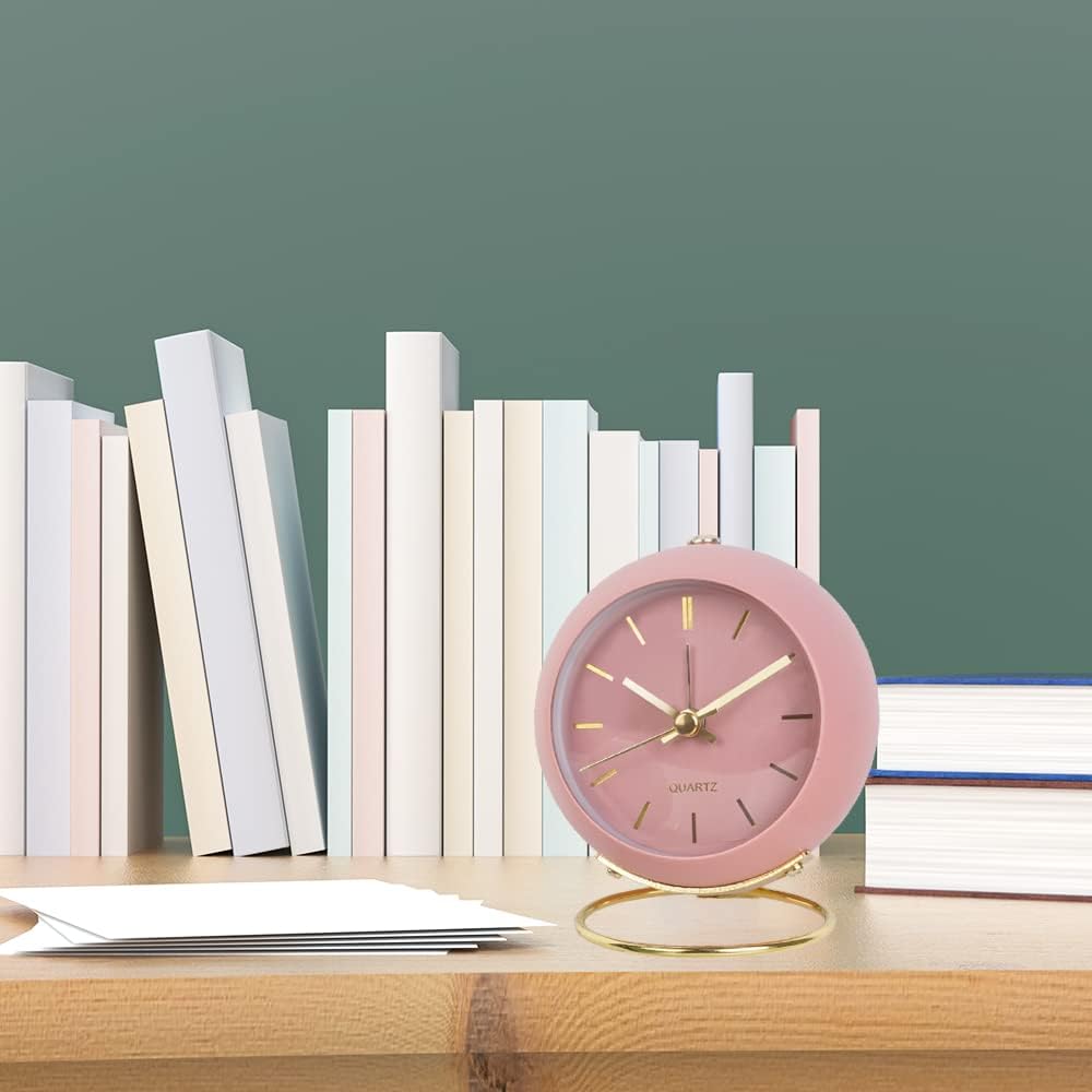 Réveil analogique rose avec lumière, compact, silencieux et au style rétro, idéal pour les étudiants. Ses aiguilles lumineuses se posent sur un burea - 3