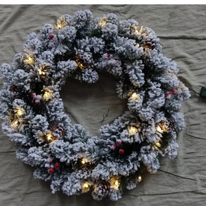 Couronne De Noël Lumineuse 30 Cm Avec LED - Pommes De Pin, Boules Et Baies - Déco Porte, Mur Ou Cheminée