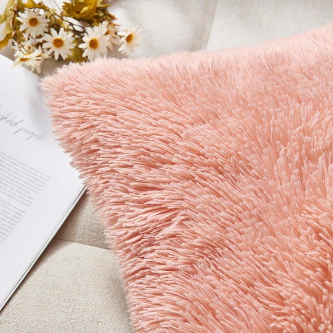 Set di 2 federe in pelliccia sintetica, soffici e morbide, 45x45 cm, rosa, per soggiorno e divano. | Leroy Merlin Set di 2 federe in pelliccia sintetica, soffici e morbide, 45x45 cm, rosa, per soggiorno e divano. | Leroy Merlin