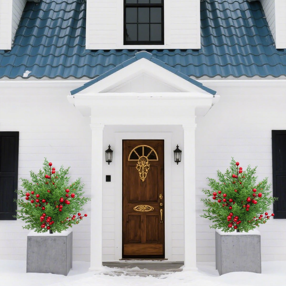 2 topiari di Natale artificiali – pianta esterna realistica con cipresso e bacche rosse, perfetta per veranda, prato, giardino e decorazioni festive - 5