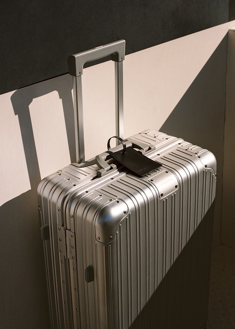 CREATE - LUGGAGE ALUMINIUM - Twarda walizka aluminiowa z zamkiem TSA i kółkami wielokierunkowymi - Argent