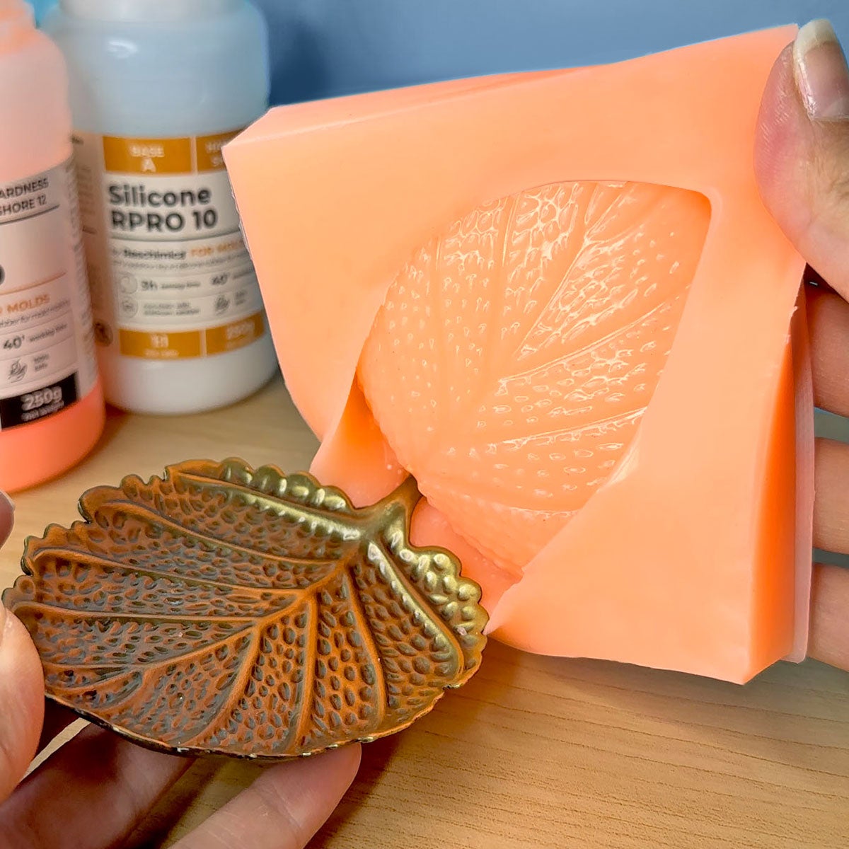 R PRO 10 è una gomma di silicone 1:1 morbida , no tossica, liquida con catalizzatore al platino, alta resistenza agli strappi (2 kg) - 5