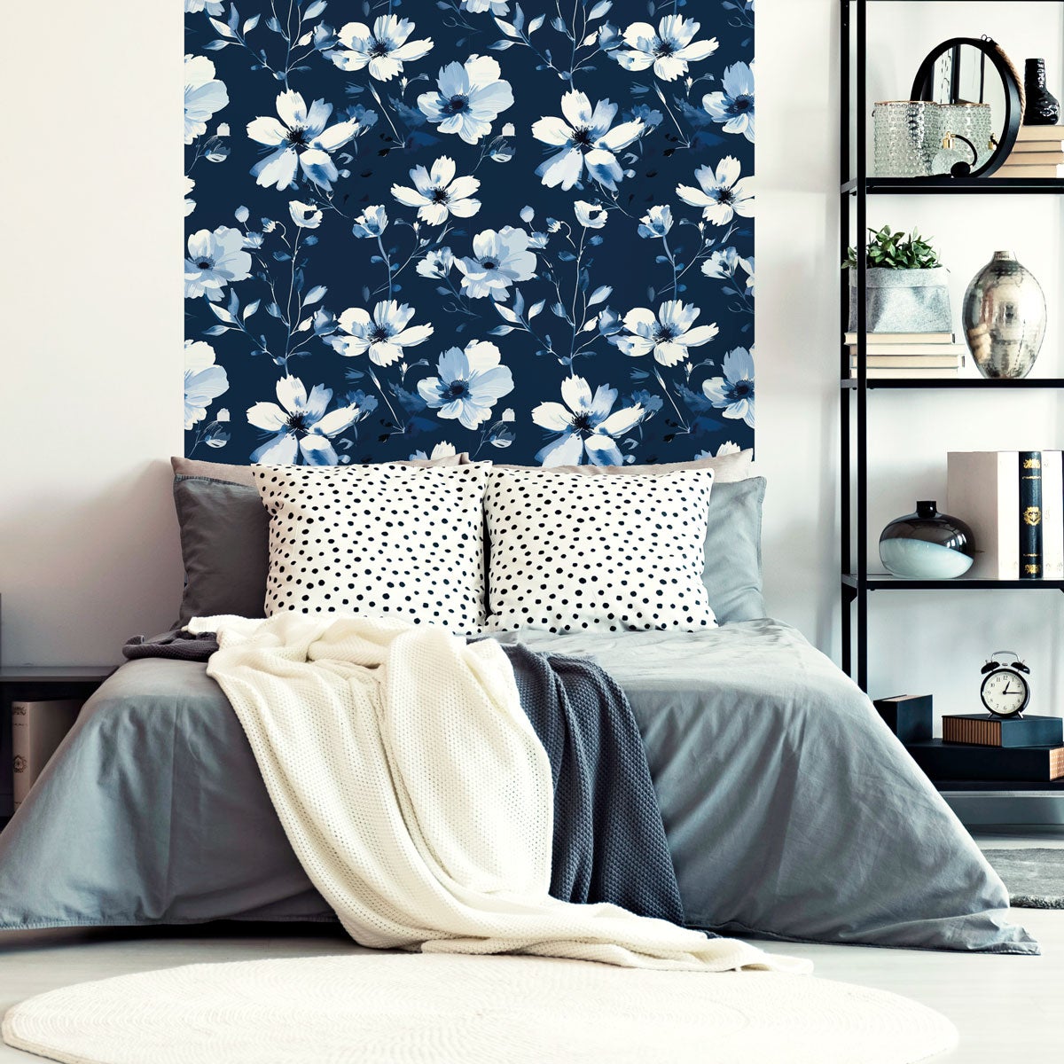 Tapeta włókninowa z klejem - SKANDYNAWSKIE KWIATY W NIEBIESKIE I BIAŁE KWIATY - 1 rolka 300x60 cm