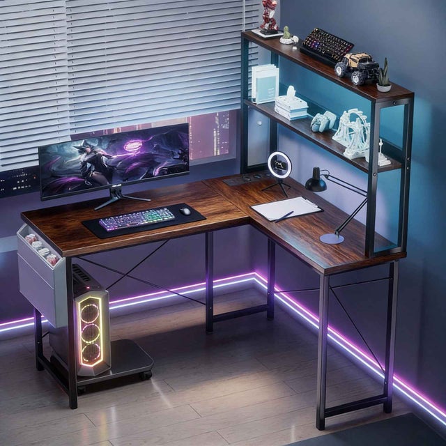 Scrivania Gaming a L 148 cm con LED, 3 Prese, 2 Porte USB, Mensole Ampie e Supporto PC Mobile