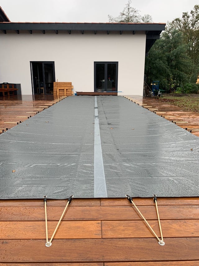 Bâche d'Hivernage Anthracite 6,60 x 3,60 m Piscine Maximum 6 x 3 m avec Grille Centrale d'Evacuation - Fabrication Française - Direct Usine - 550 g/m²