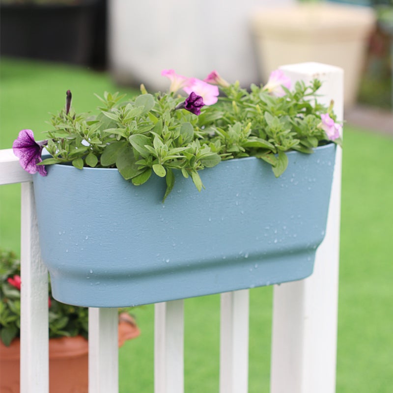 Duża, niebieska plastikowa wisząca doniczka na balkon, idealna do dekoracji ogrodu zewnętrznego i przydomowego, 1 sztuka