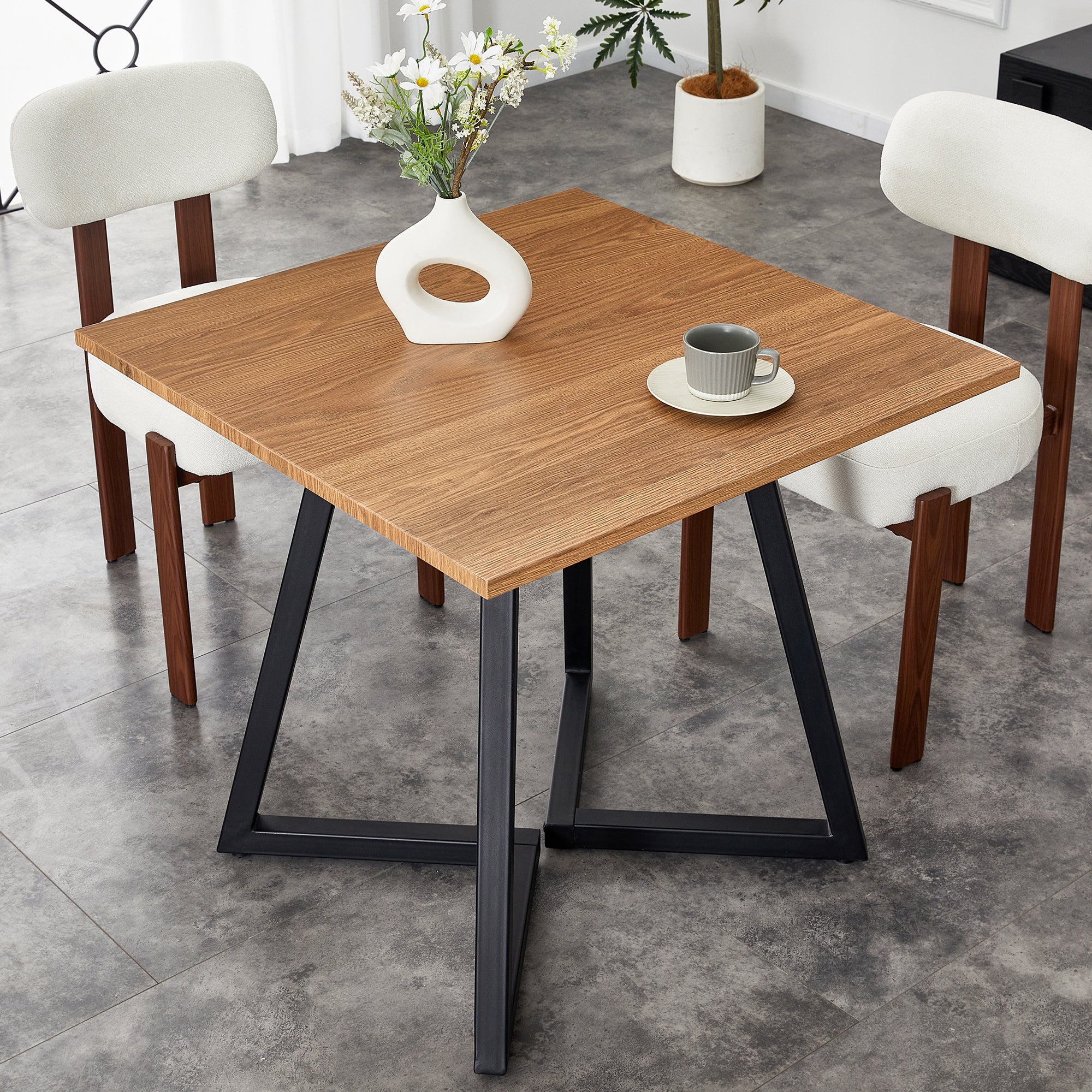 Mesa de comedor cuadrada de 80x80 cm para 4 personas, tablero efecto madera y estructura metálica, color negro y marrón.