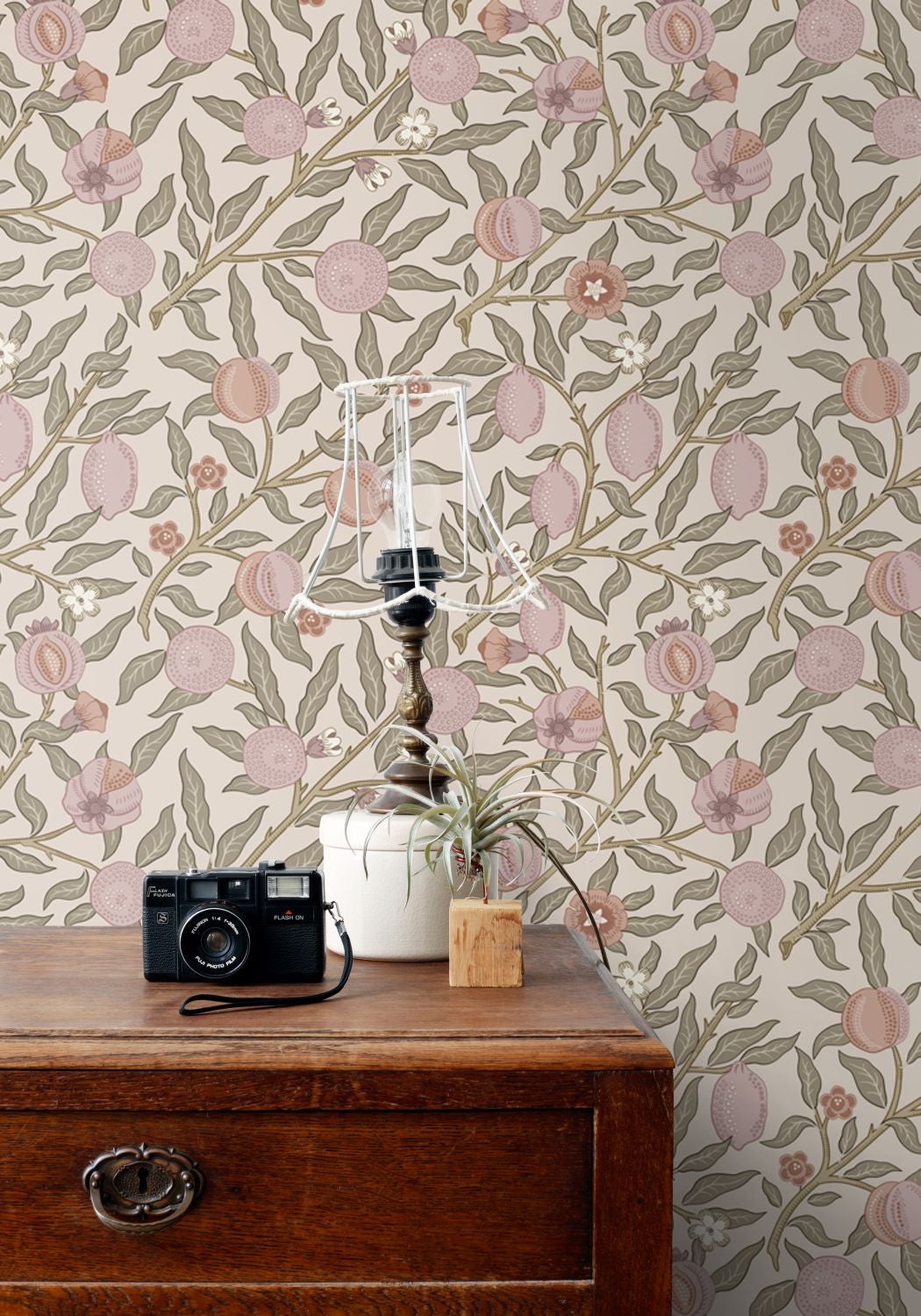 Papier peint des fruits et des feuilles exotiques violet clair et vert grisé - 50 x 900 cm - ESTAhome - 2