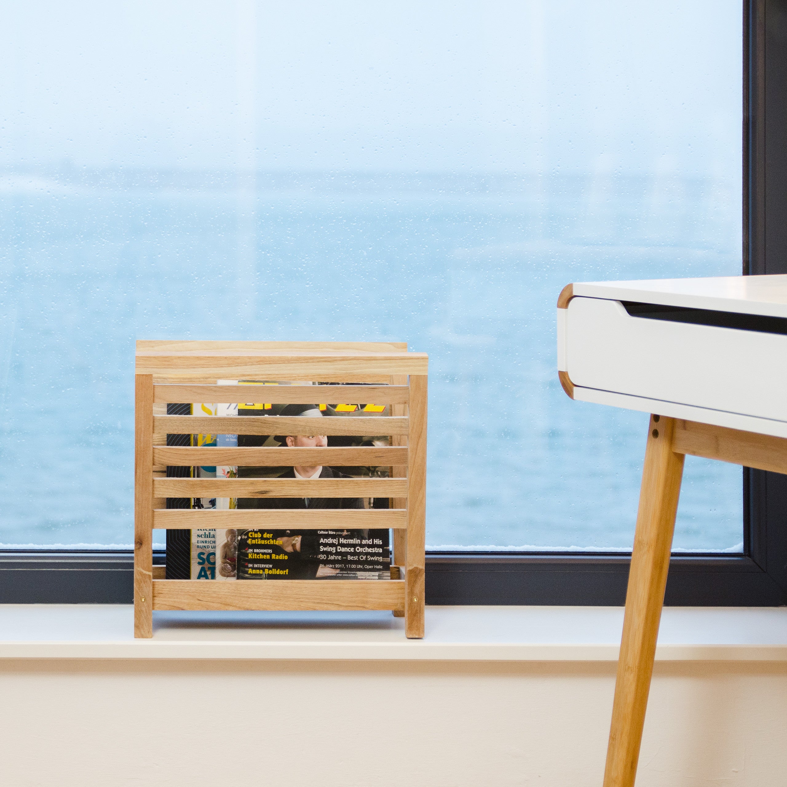 Porte-magazines porte-revues support pour journaux en bois de noyer HxlxP: 38,5 x 26,5 x 40 cm, nature, Relaxdays - 2