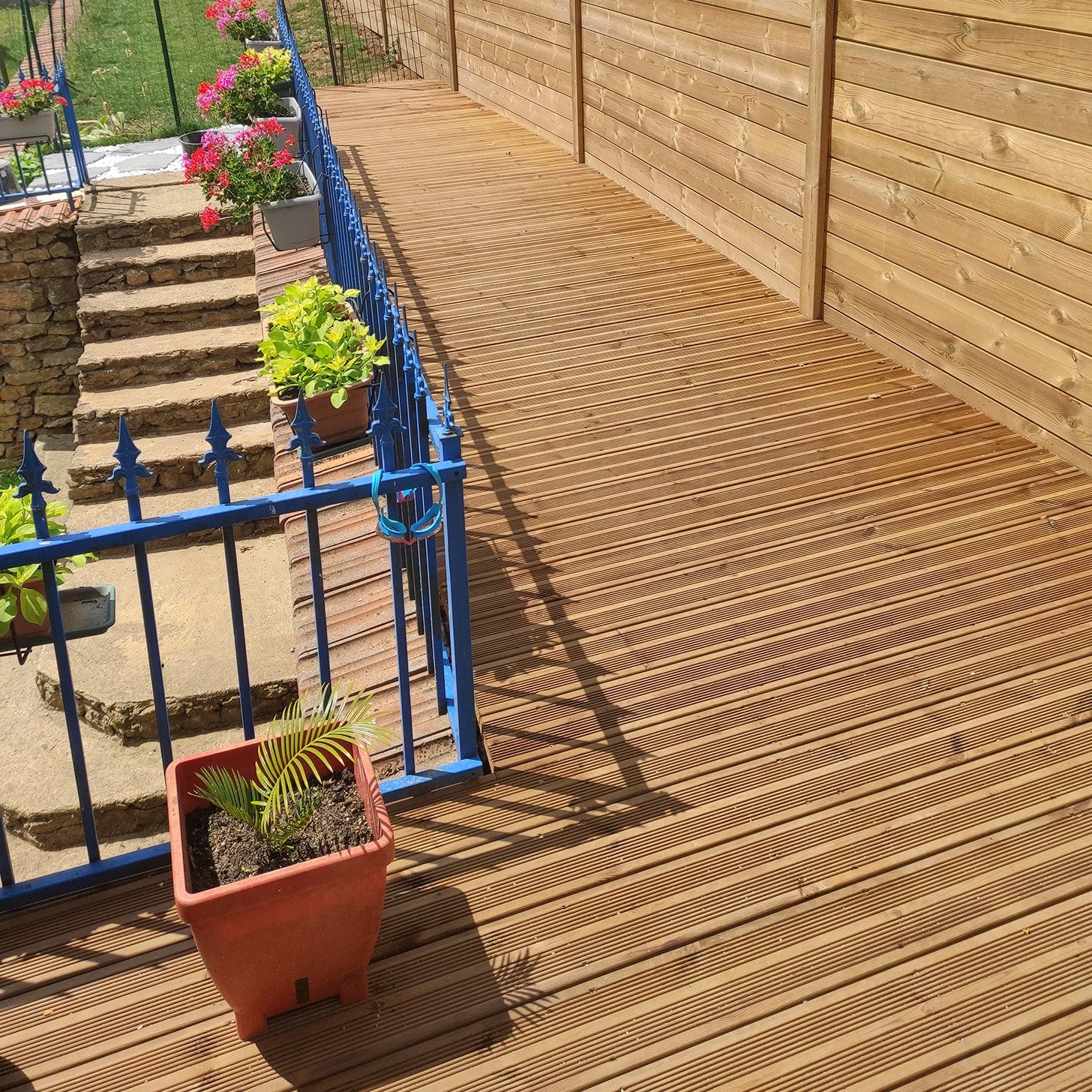 Kit complet terrasse Pin autoclave Vert pour 20 m² • Lames 4,2 m, lambourdes 4,2 m, plots réglables et visserie Inox • Livraison gratuite - 4