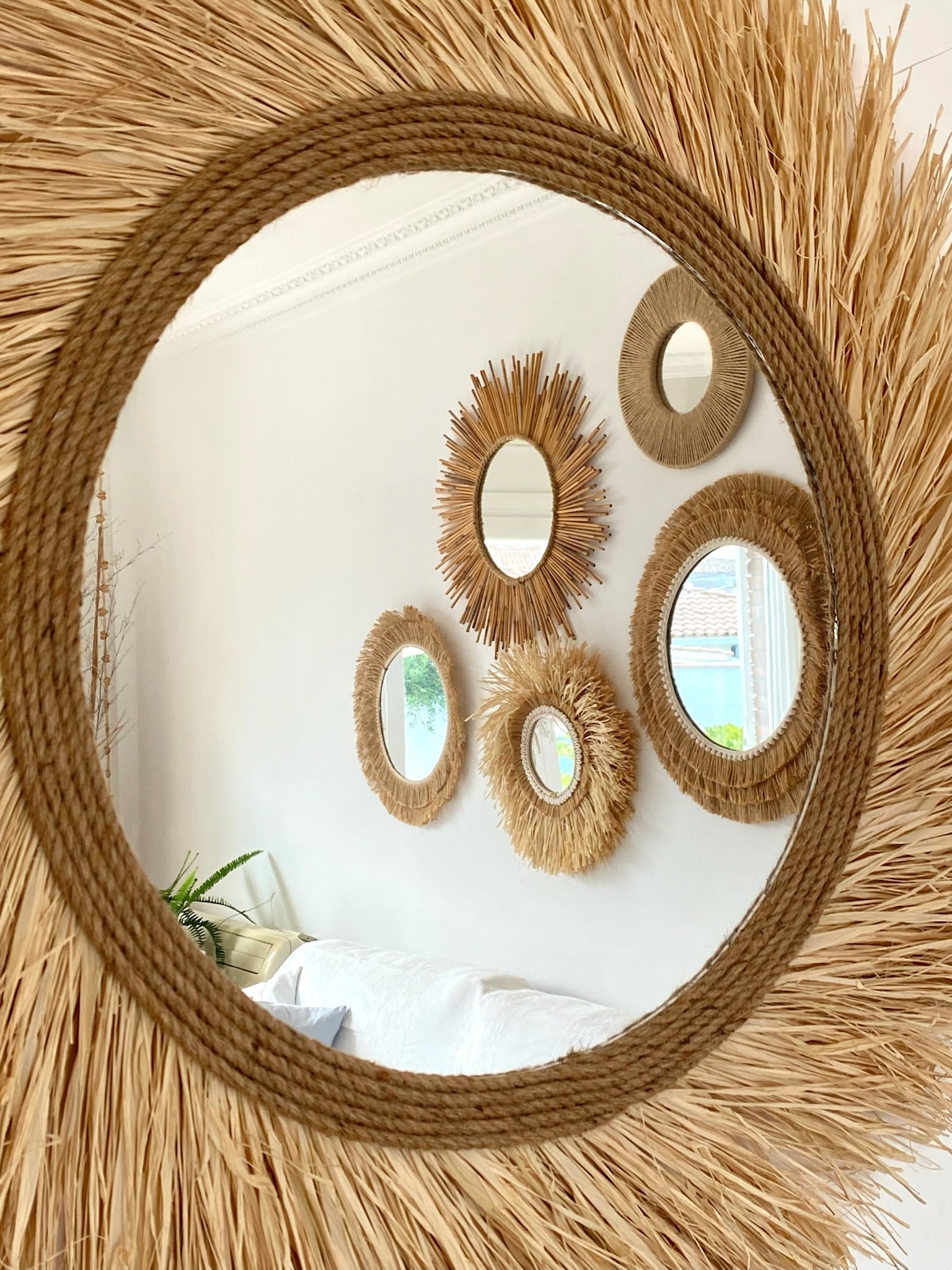Ręcznie wykonane lustro ścienne z skręconej rafii - TURNED RAFFIA CORD całkowity Ø90 cm - 4