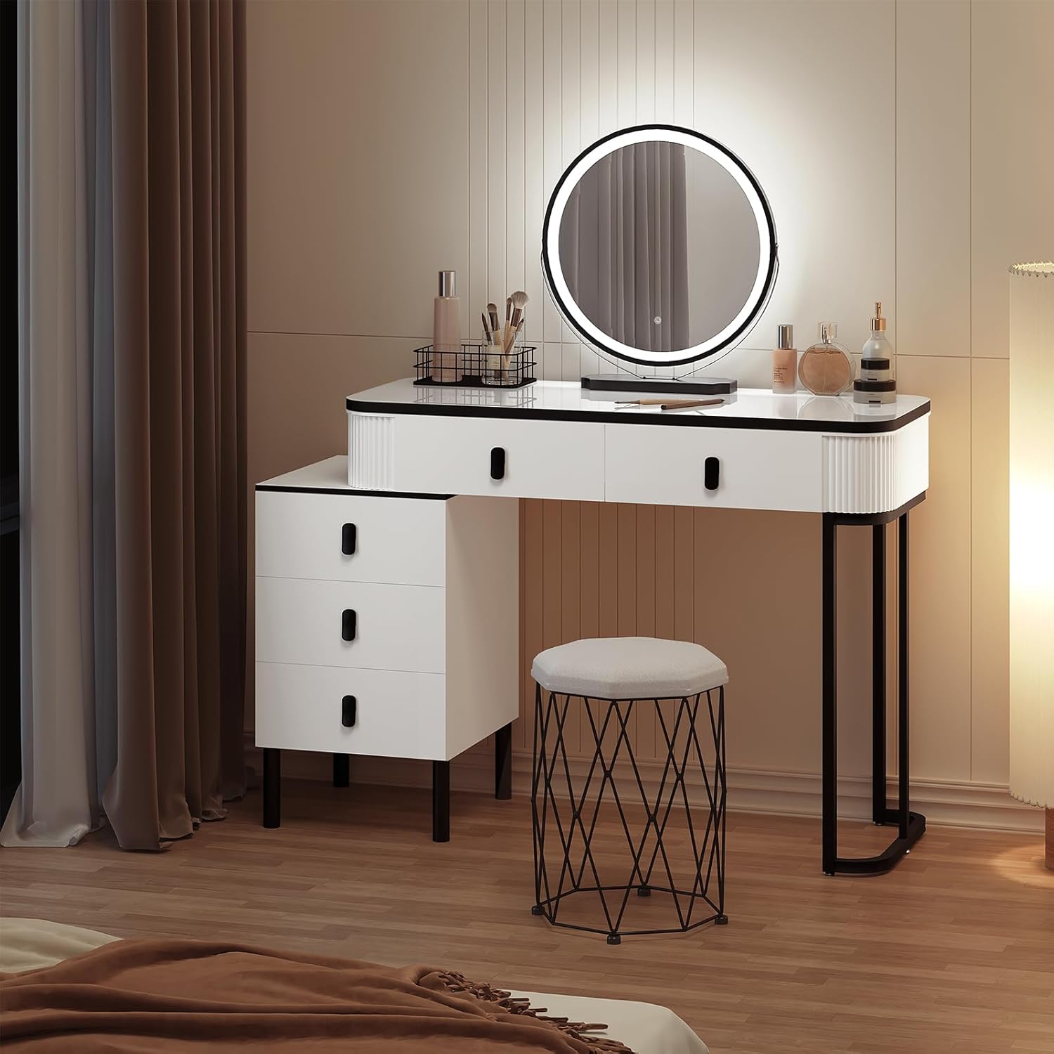 Ensemble de maquillage moderne en cuir blanc avec miroir LED et coiffeuse avec tabouret|Homary Ensemble de maquillage moderne en cuir blanc avec miroir LED et coiffeuse avec tabouret|Homary