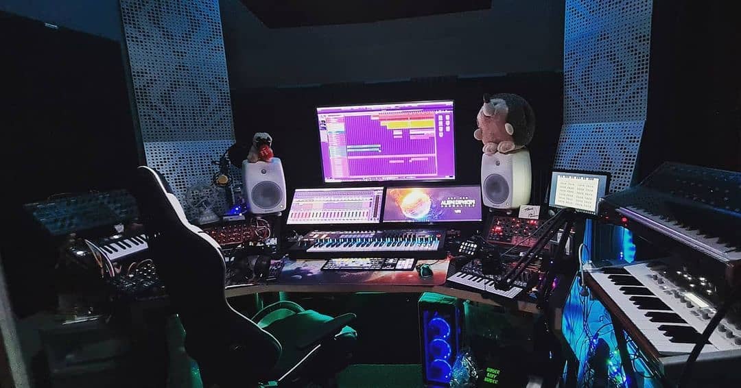 Lot de 2 Pièges à basses UNIVERSE acoustiques insonorisants 50x50x10 cm -Plastique perforé et mousse acoustique -Noir brilliant - 9