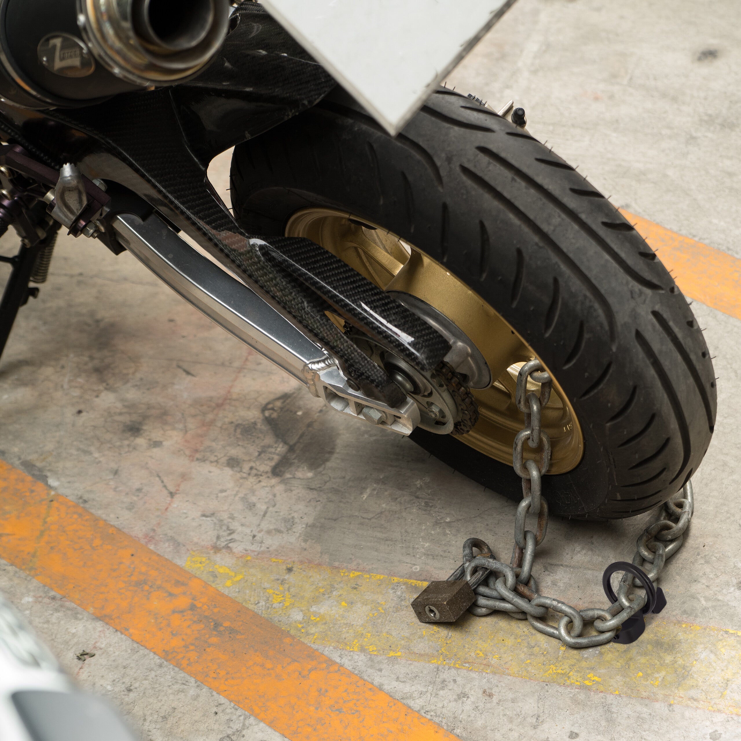 Ancrage mural ou au sol, pour vélo ou moto, anneau de 14 mm, acier, plastique, sécurité, noir, Relaxdays - 5