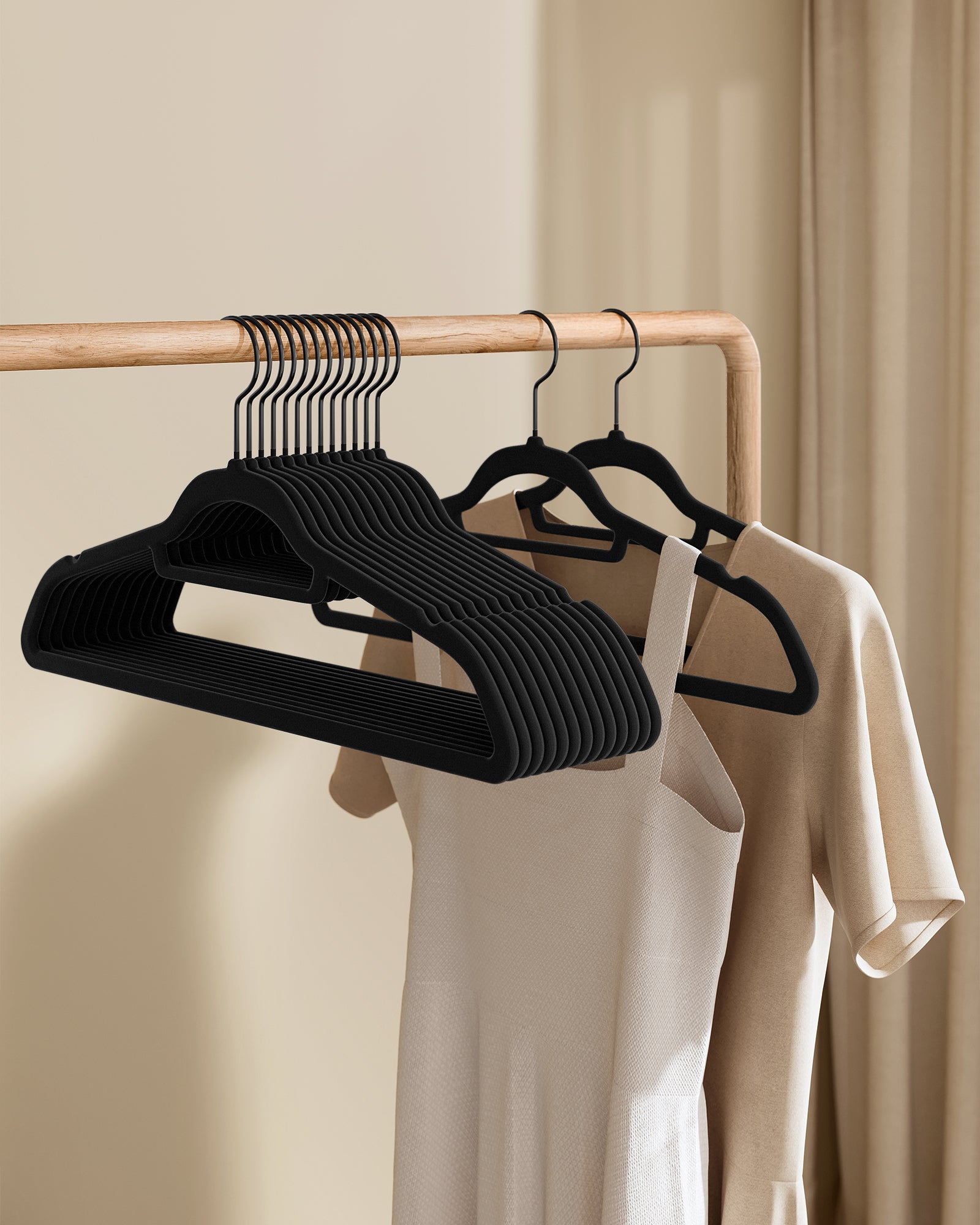 50 Cintres en Velours, Antiglisse, avec Barre à Cravate et Crochet Pivotant à 360°, Épaisseur 0,6 cm, Gain de Place, Longueur 43,5 cm, Noir d'Encre - 6