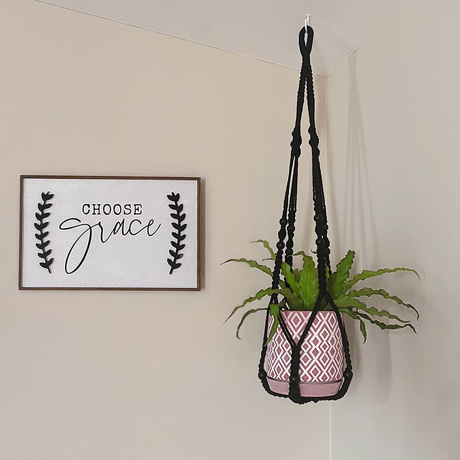 Conjunto de 2 cabides de macramé para plantas de interior, cesto suspenso com contas, 35 polegadas, preto - 5