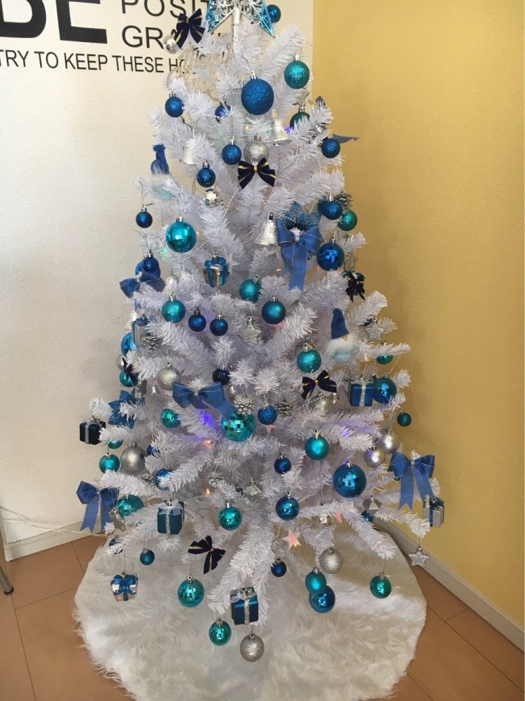 Falda de árbol de Navidad de felpa blanca pura (grande, 122 cm), decoración para árbol de Navidad, cubierta de árbol de piel artificial blanca, decora - 4