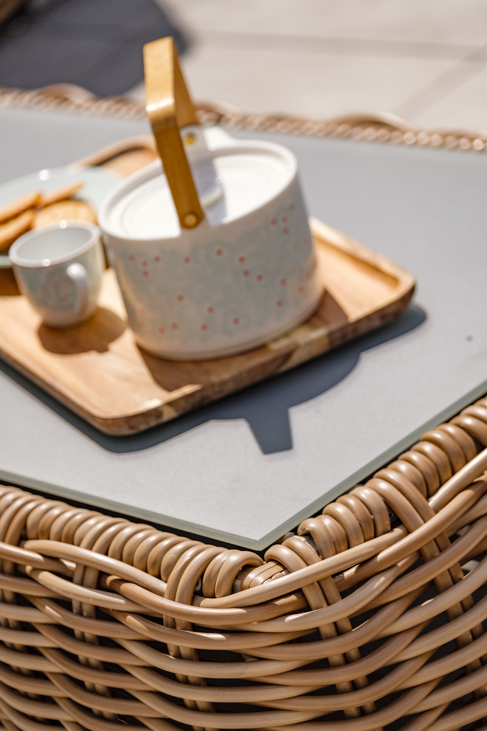Table basse en résine tressée marron et plateau verre BORABORA - PARIS GARDEN - 3