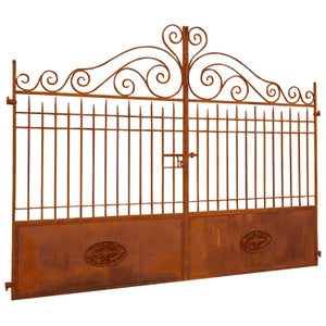 Portail ancien en fer forgé. - Portes