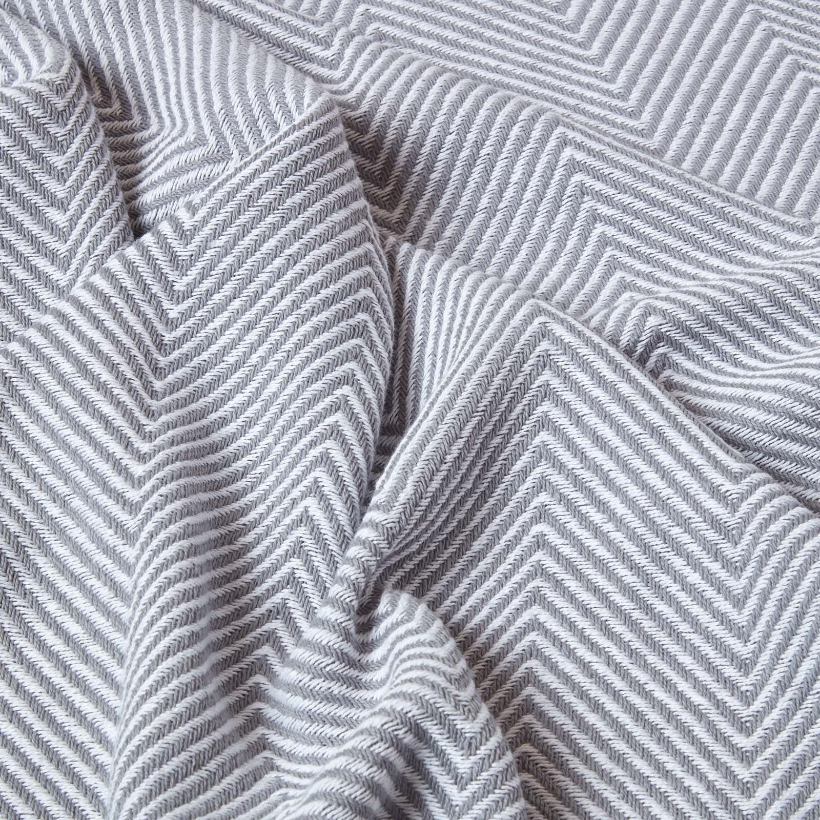 Homescapes Plaid ou jeté de canapé Halden gris à motif chevrons en coton, 225 x 255 cm - 4