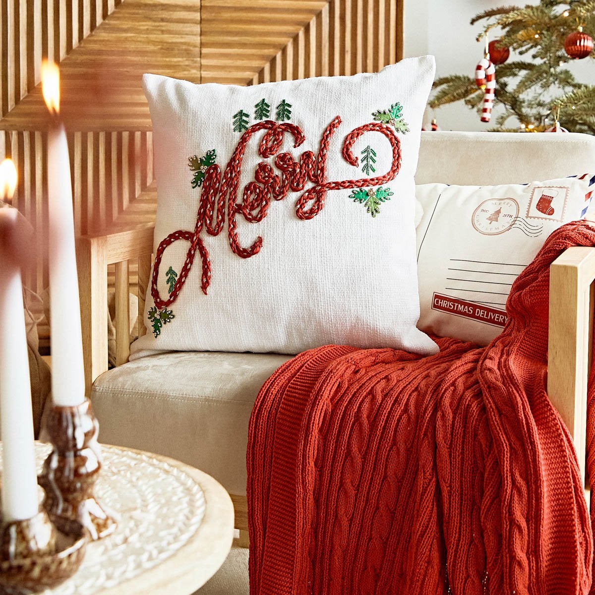 Poszewka MERRY beżowa z wyszywanym napisem 45x45 cm HOMLA